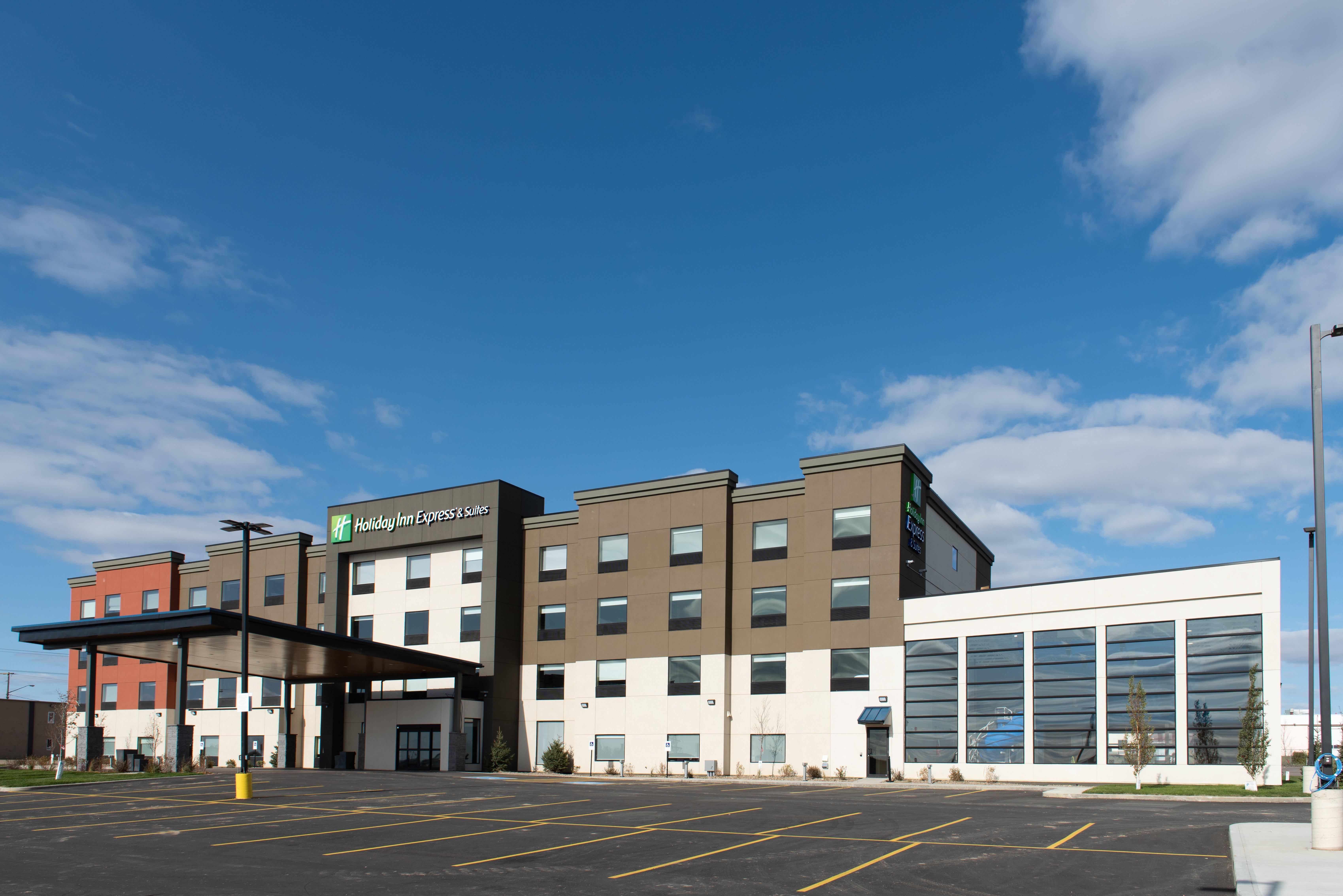 Holiday Inn Express & Suites - North Battleford By Ihg Exterior photo