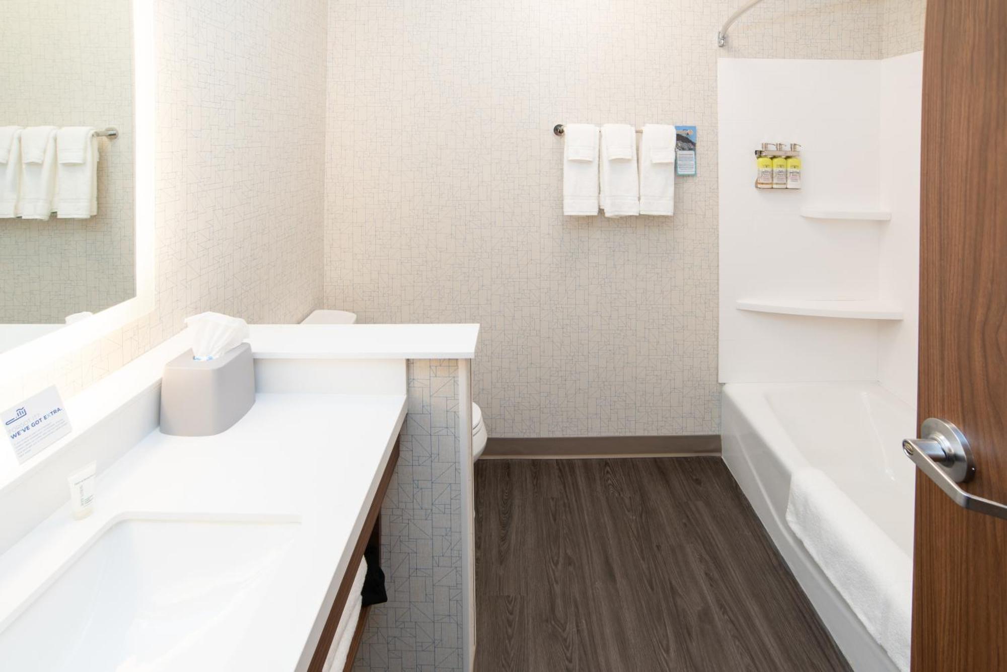 Holiday Inn Express & Suites - North Battleford By Ihg Exterior photo